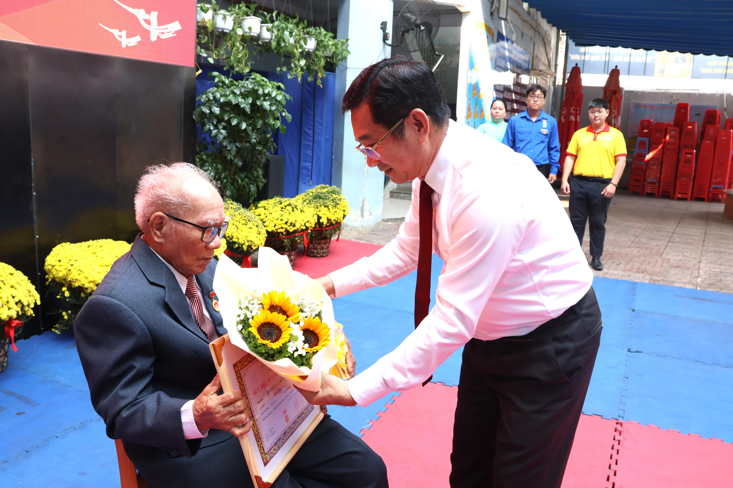 TPHCM: Phường Bình Lợi Trung trao Huy hiệu Đảng cho 45 đảng viên - Ảnh 2.