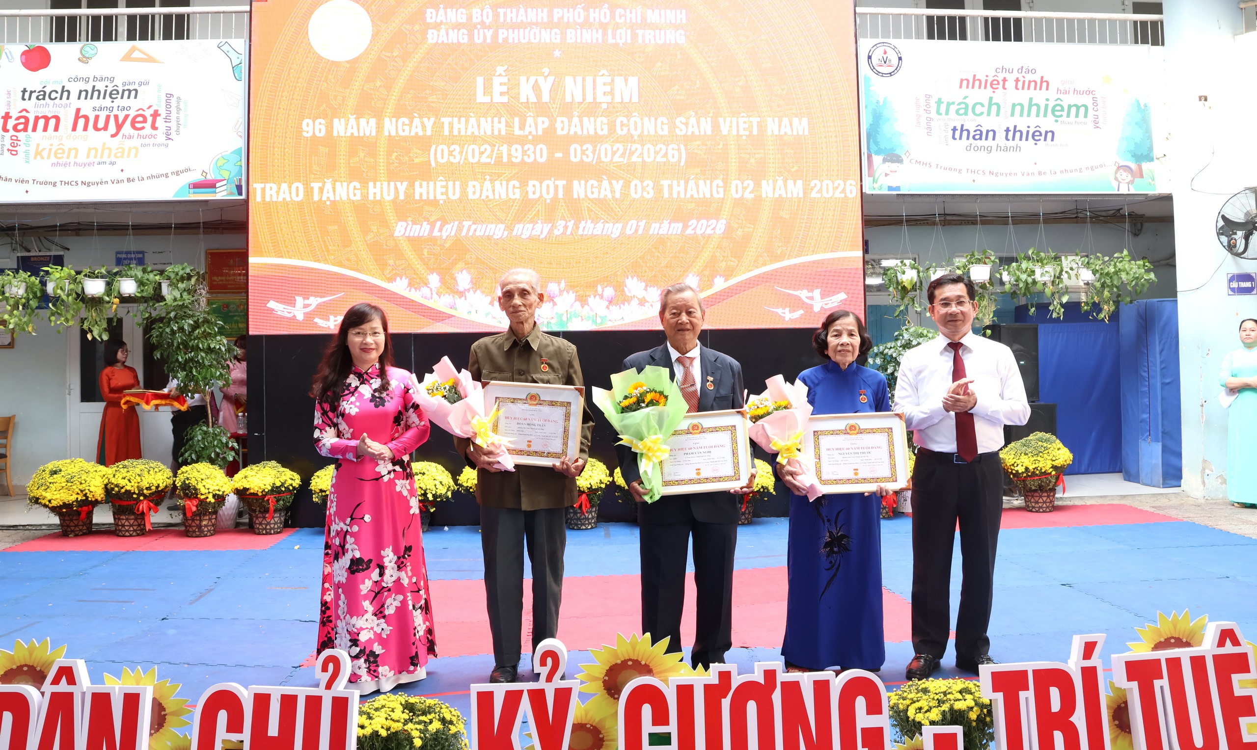 TPHCM: Phường Bình Lợi Trung trao Huy hiệu Đảng cho 45 đảng viên - Ảnh 7.