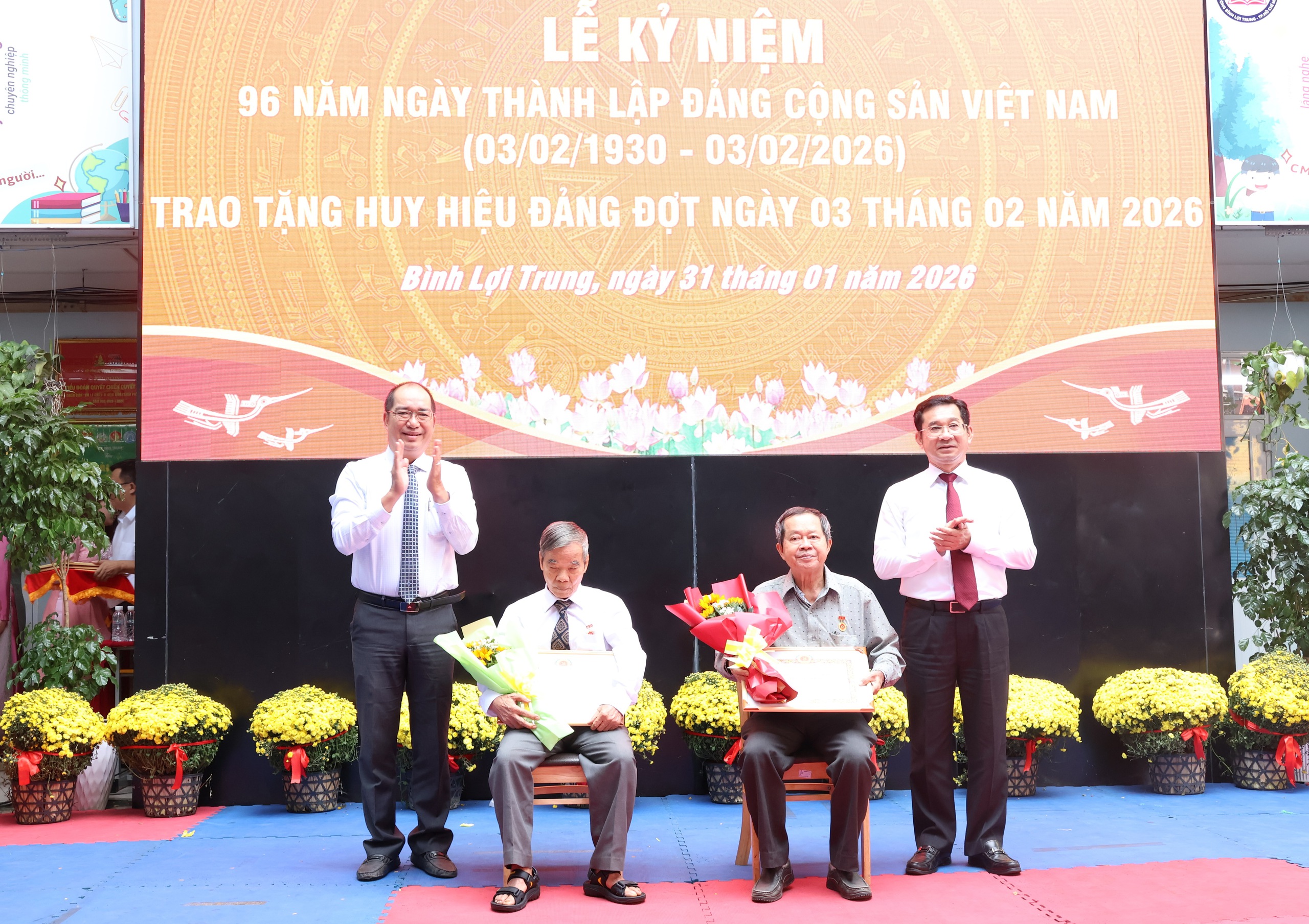 TPHCM: Phường Bình Lợi Trung trao Huy hiệu Đảng cho 45 đảng viên - Ảnh 8.