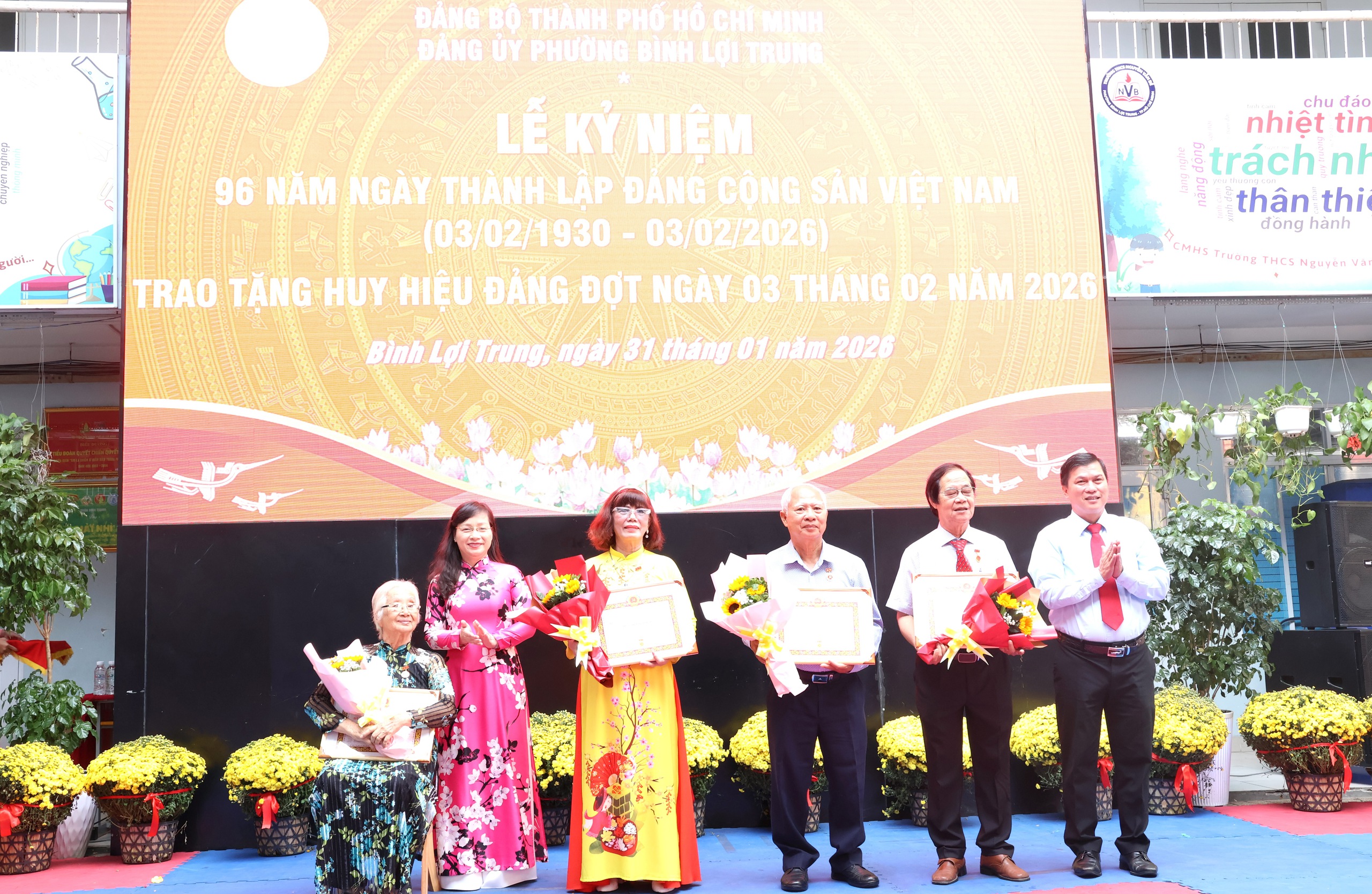 TPHCM: Phường Bình Lợi Trung trao Huy hiệu Đảng cho 45 đảng viên - Ảnh 9.