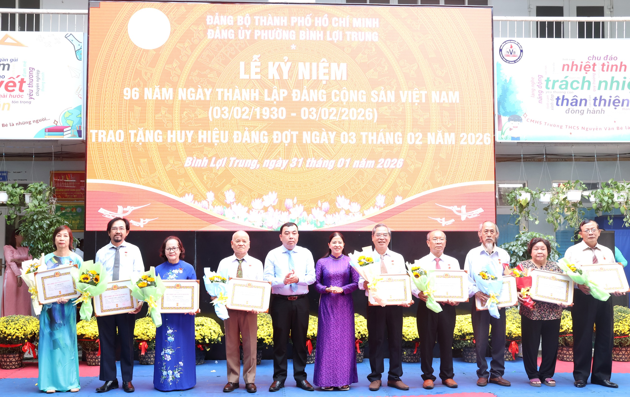 TPHCM: Phường Bình Lợi Trung trao Huy hiệu Đảng cho 45 đảng viên - Ảnh 10.