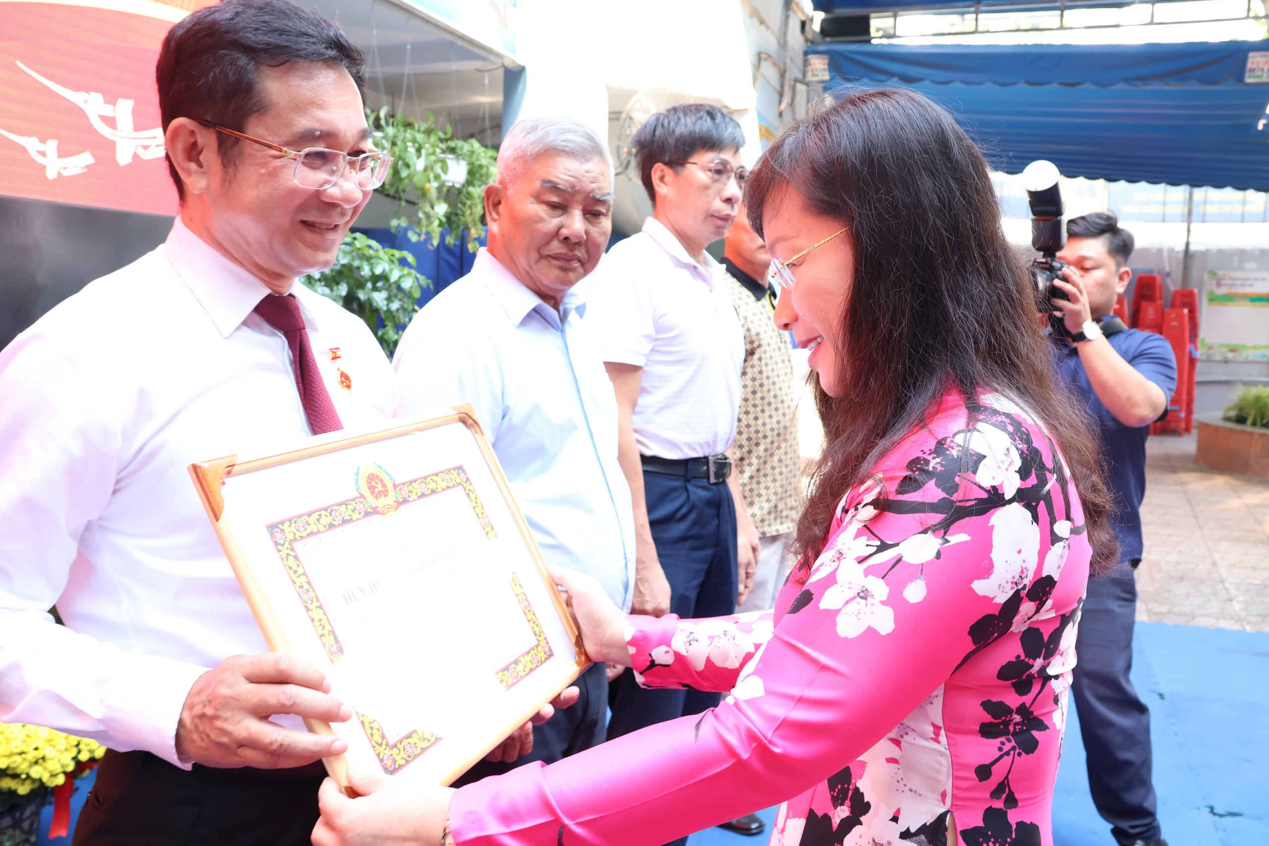 TPHCM: Phường Bình Lợi Trung trao Huy hiệu Đảng cho 45 đảng viên - Ảnh 3.