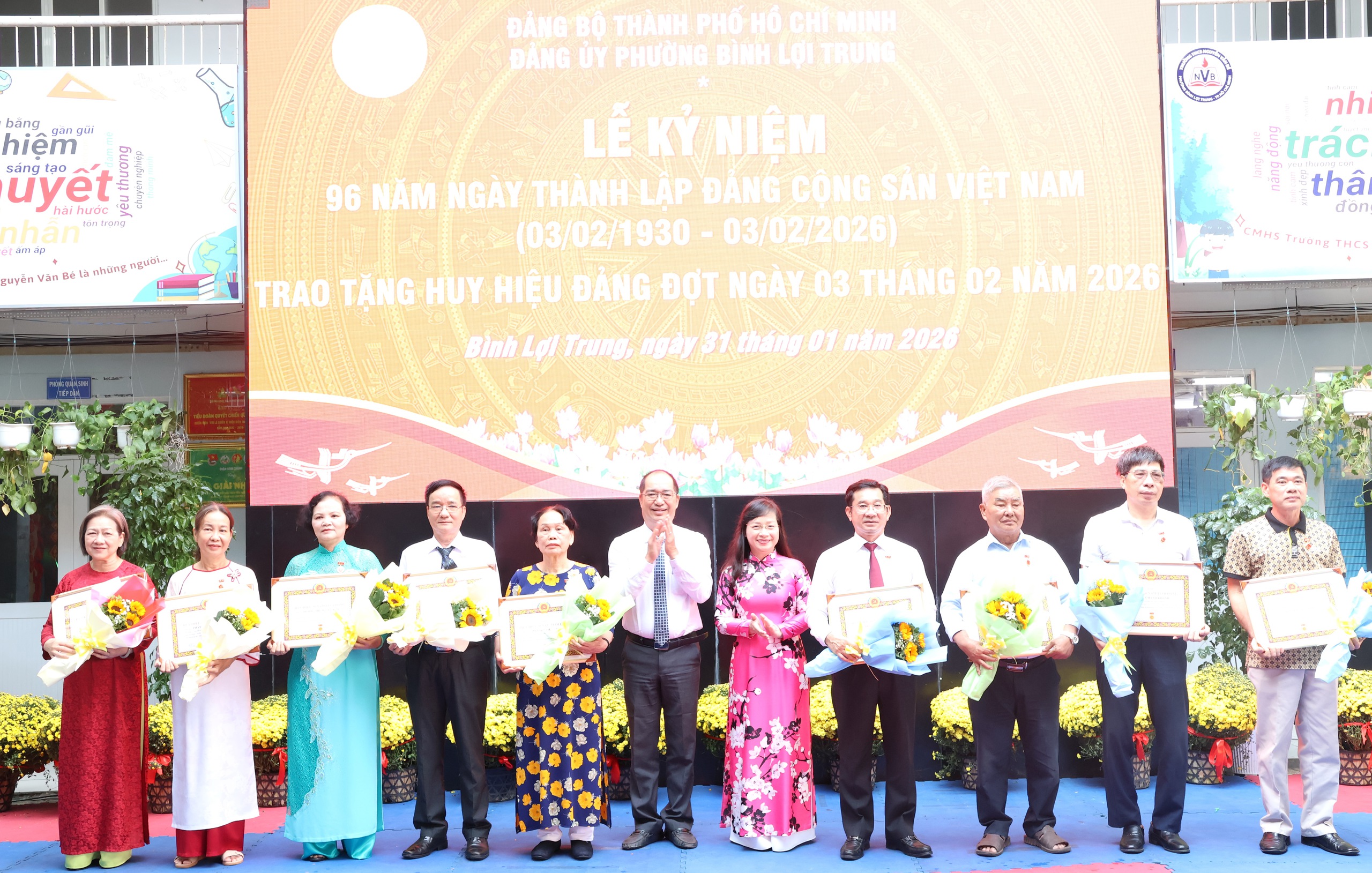 TPHCM: Phường Bình Lợi Trung trao Huy hiệu Đảng cho 45 đảng viên - Ảnh 4.