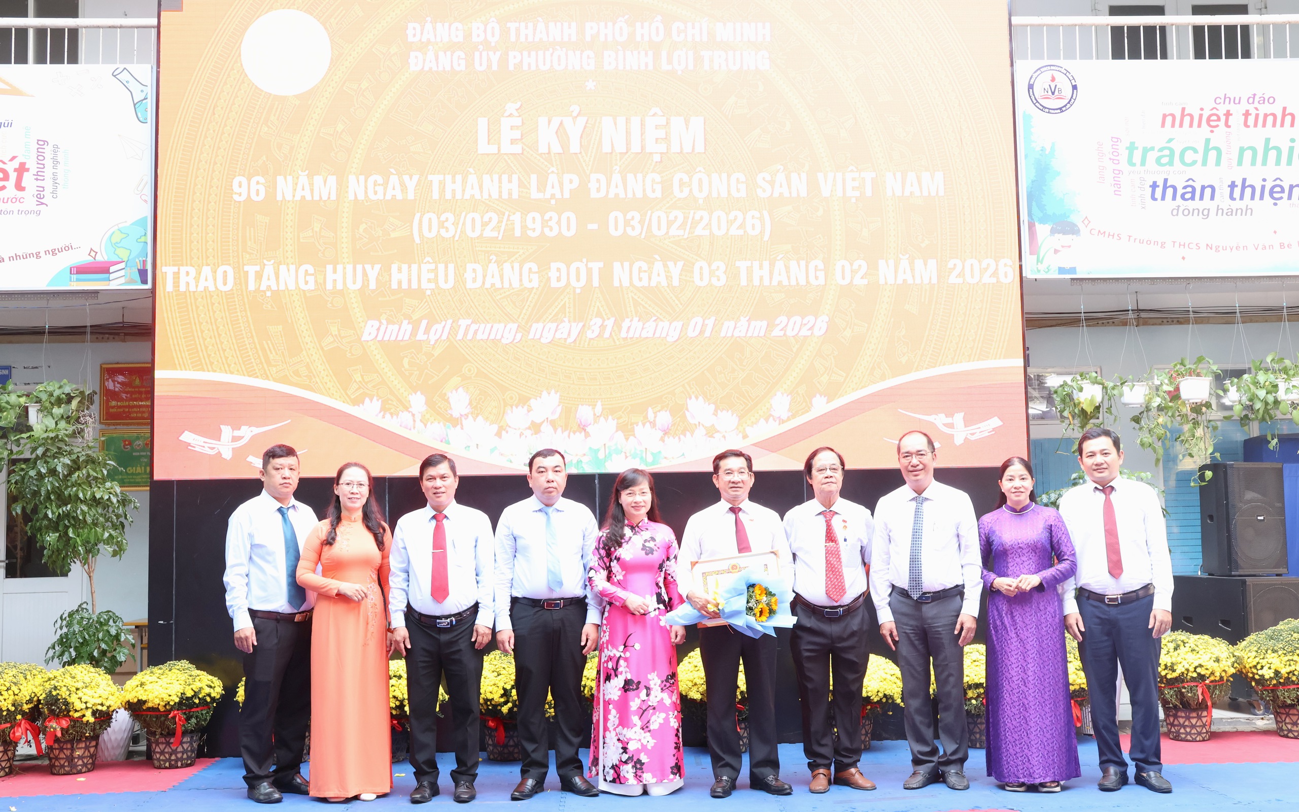 TPHCM: Phường Bình Lợi Trung trao Huy hiệu Đảng cho 45 đảng viên - Ảnh 11.