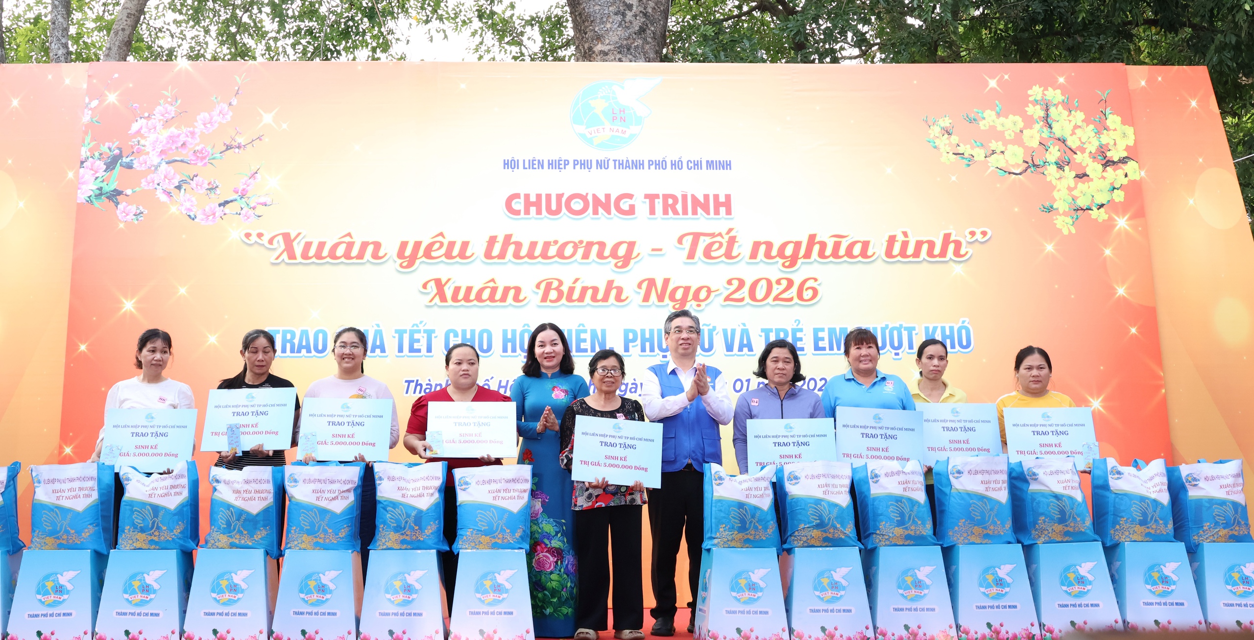 Ng&agrave;y hội Xu&acirc;n đo&agrave;n kết - Tết nghĩa t&igrave;nh TPHCM 2026 với 10 . 000 Người tham gia - Ảnh 7.