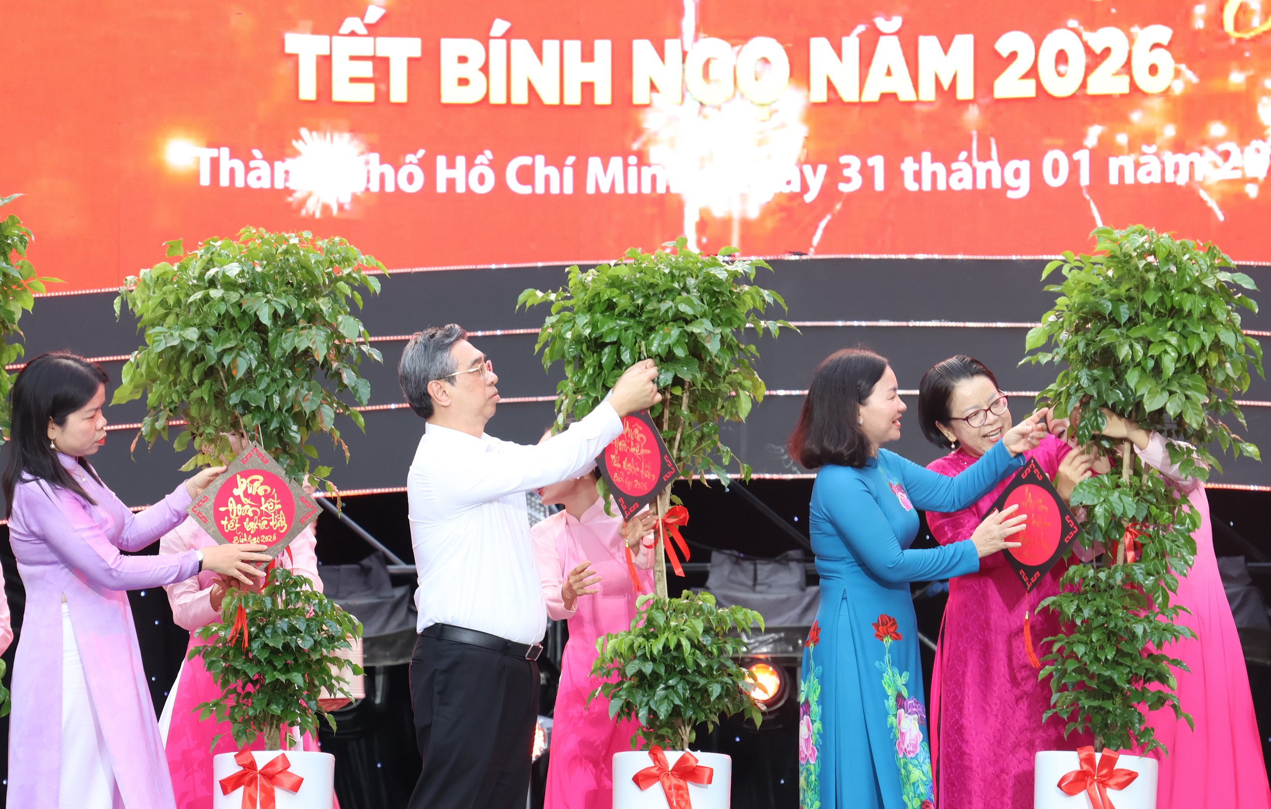 Ng&agrave;y hội Xu&acirc;n đo&agrave;n kết - Tết nghĩa t&igrave;nh TPHCM 2026 với 10 . 000 Người tham gia - Ảnh 10.