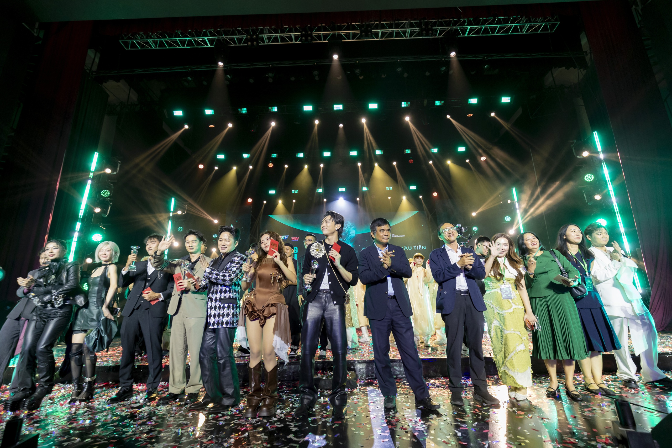 Hòa Minzy thắng lớn tại giải Làn sóng xanh 2025  - Ảnh 2.