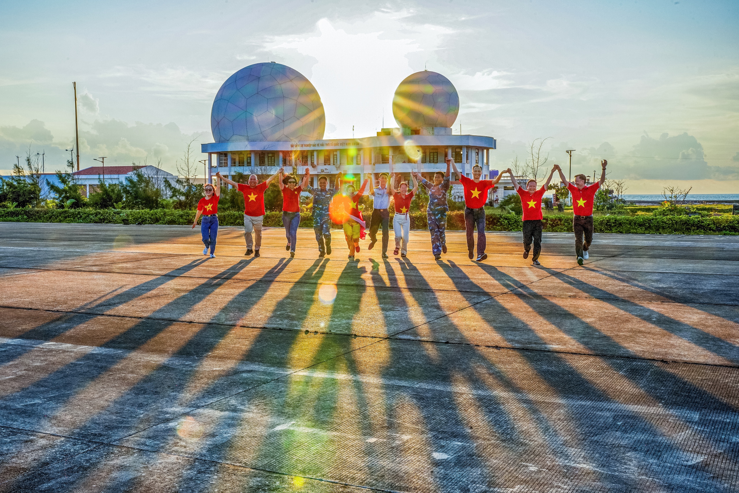 Cuộc thi ảnh "Thiêng liêng cờ Tổ quốc": Những con đường đặc biệt - Ảnh 4. Cuộc thi ảnh "Thiêng liêng cờ Tổ quốc": Những con đường đặc biệt - Ảnh 4.