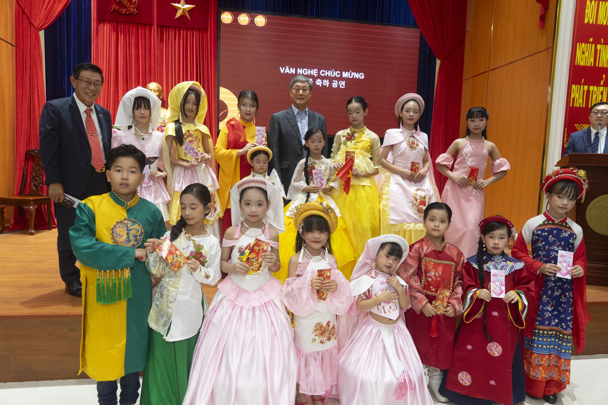 Áo dài Xuân tạo dấu ấn tại Hội nghị công tác vận động hỗ trợ nạn nhân chất độc da cam năm 2025 - Ảnh 1.