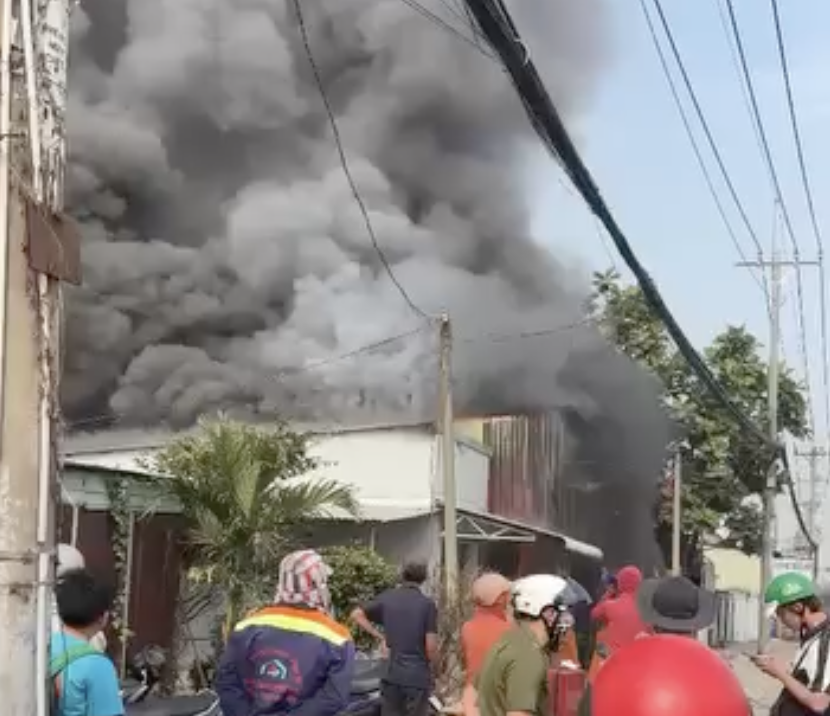 Cháy lớn tại Củ Chi TPHCM khiến khói đen bao trùm khu vực - Ảnh 1. Cháy lớn tại Củ Chi TPHCM khiến khói đen bao trùm khu vực - Ảnh 1.