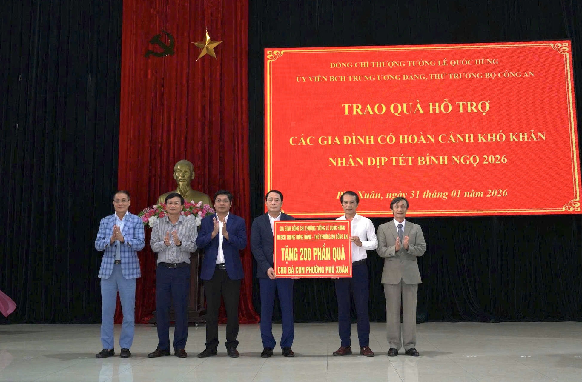 Thứ trưởng Lê Quốc Hùng trao quà Tết cho người dân Huế năm 2026 - Ảnh 2.