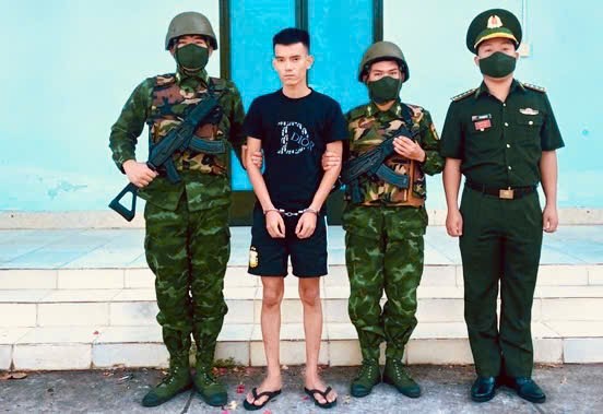 Bắt giữ đối tượng L&ecirc; Ph&uacute; Nghĩa khi nhập cảnh từ Campuchia về Việt Nam - Ảnh 1.