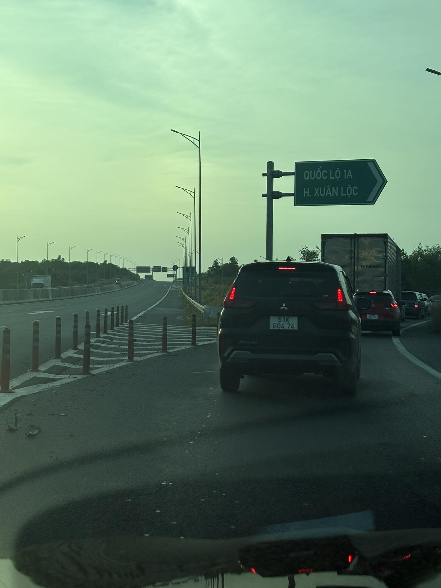 Va chạm liên hoàn 7 ô tô trên cao tốc Phan Thiết - Dầu Giây gây ùn tắc kéo dài - Ảnh 1. Va chạm liên hoàn 7 ô tô trên cao tốc Phan Thiết - Dầu Giây gây ùn tắc kéo dài - Ảnh 1.