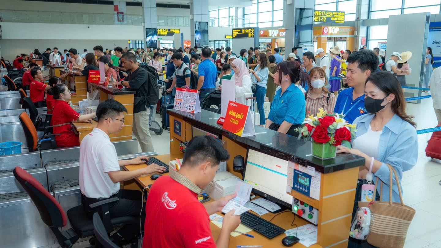 Cảng Hàng không quốc tế Nội Bài ghi nhận ngày cao điểm Tết Dương lịch 2026 - Ảnh 3. Cảng Hàng không quốc tế Nội Bài ghi nhận ngày cao điểm Tết Dương lịch 2026 - Ảnh 3.