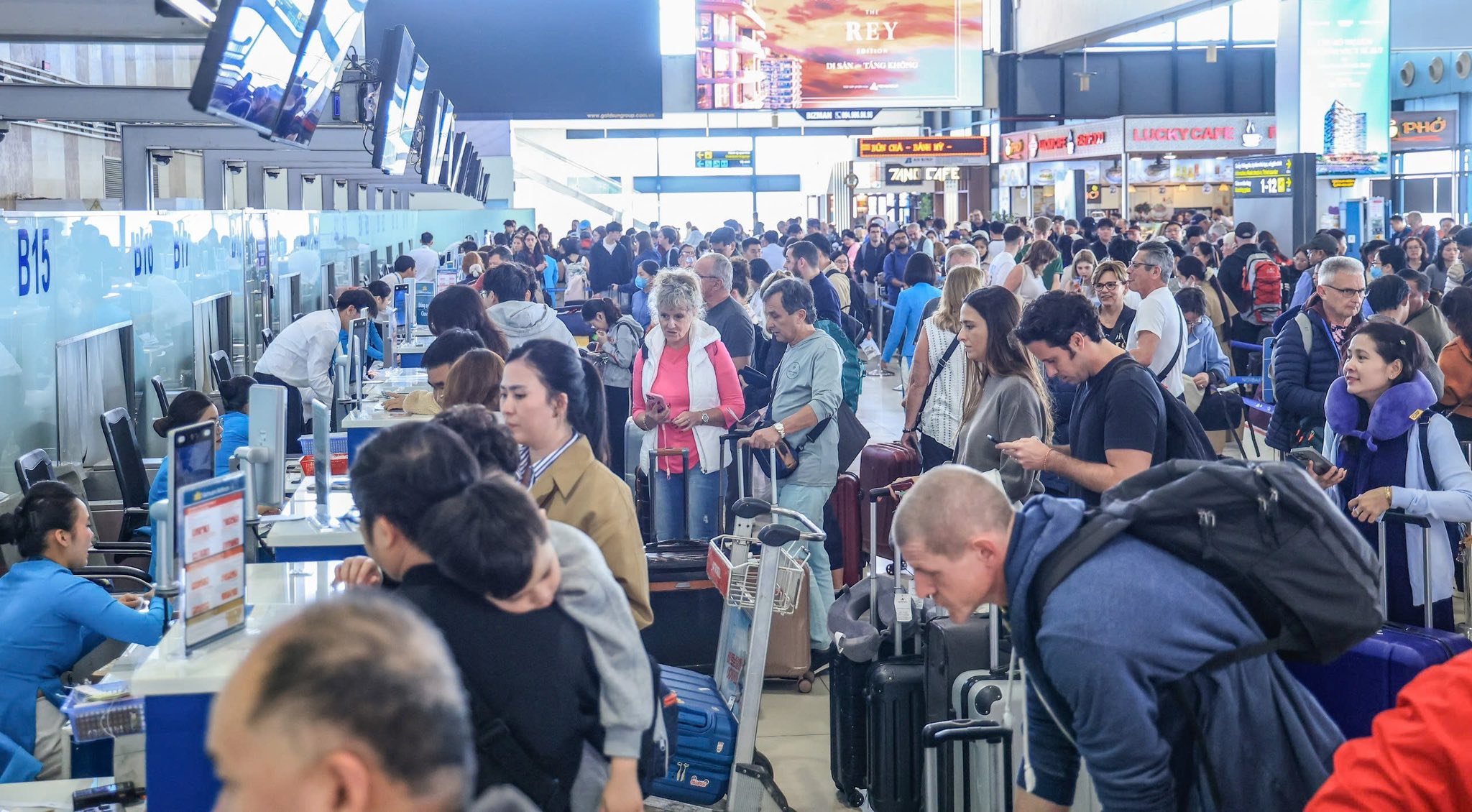 Cận cảnh Nội B&agrave;i trong ng&agrave;y chuyến bay quốc tế đạt mức kỷ lục - Ảnh 1.