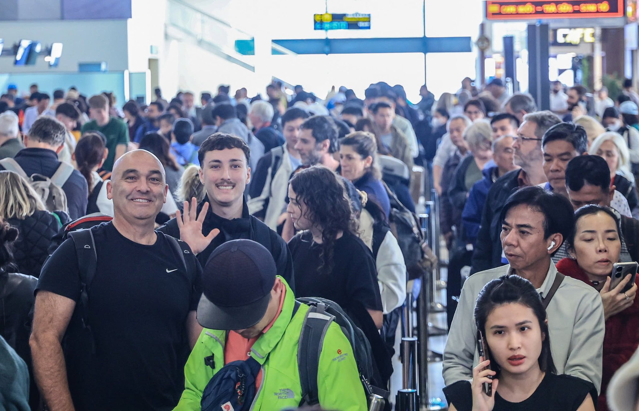 Cận cảnh Nội B&agrave;i trong ng&agrave;y chuyến bay quốc tế đạt mức kỷ lục - Ảnh 2.