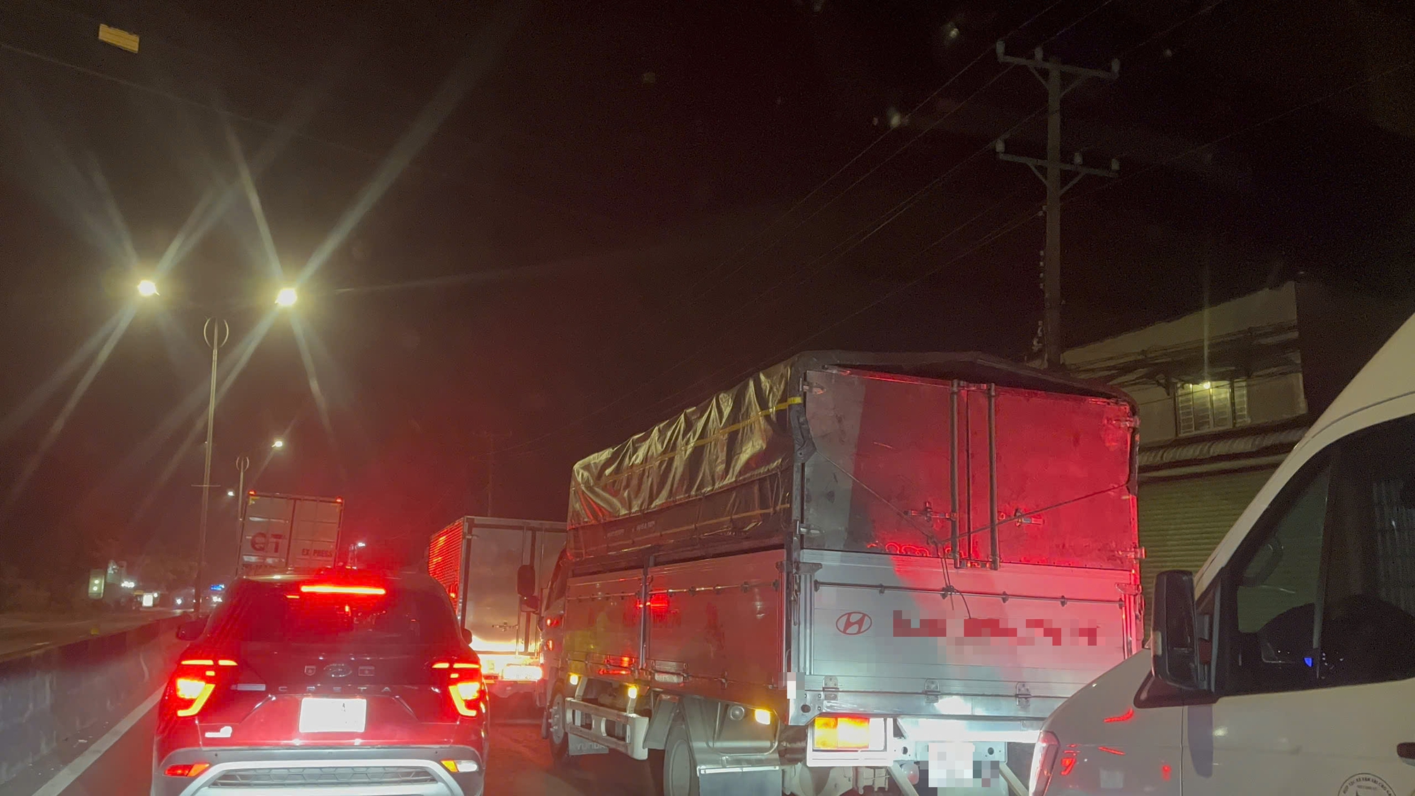 Lượng xe đổ về TPHCM quá đông khiến ngã tư Đồng Tâm ở Đồng Tháp ùn ứ nghiêm trọng - Ảnh 2.