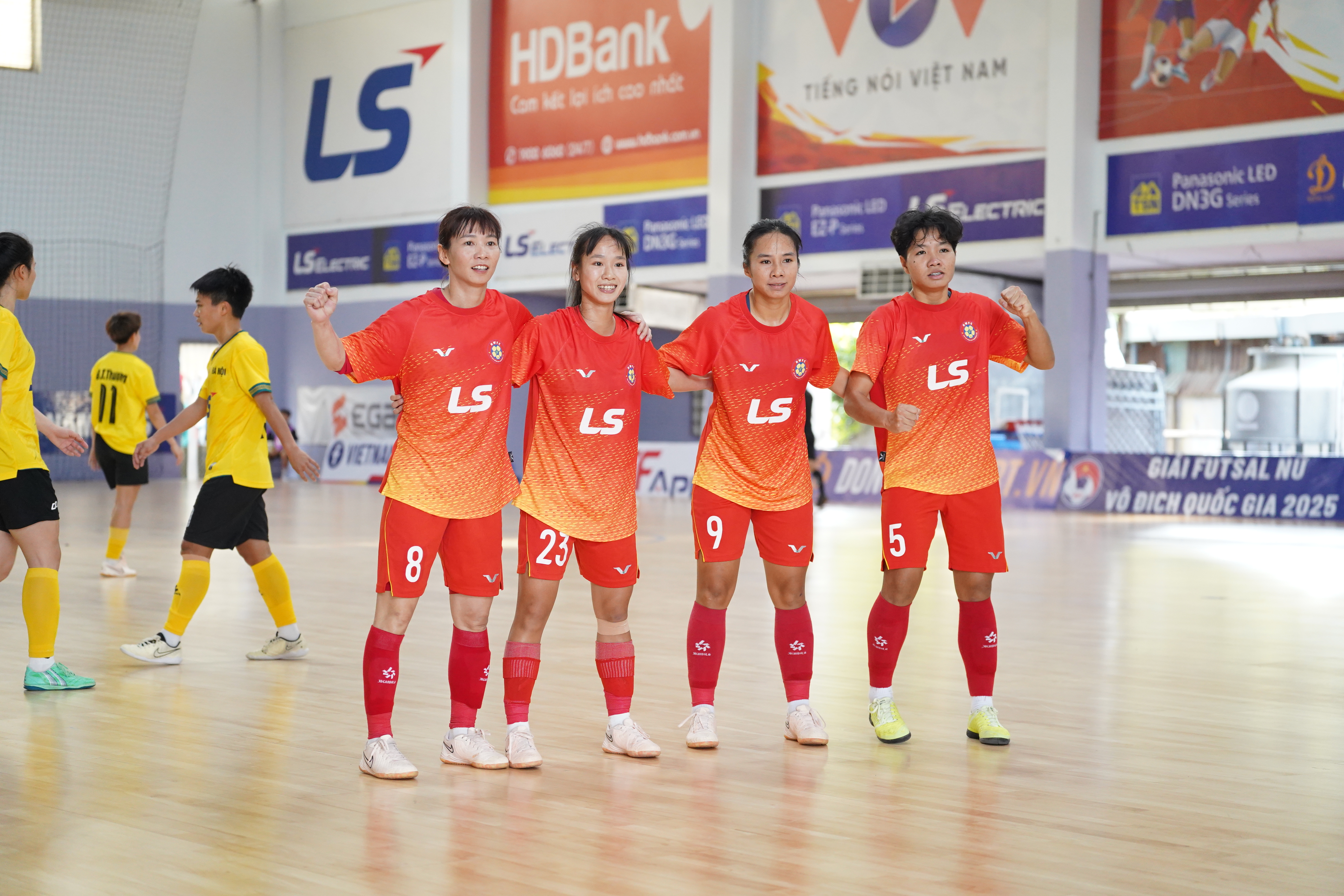 Thùy Trang lập hat-trick kiến tạo, TP HCM duy trì bám đuổi Thái Sơn Nam TP HCM - Ảnh 1.