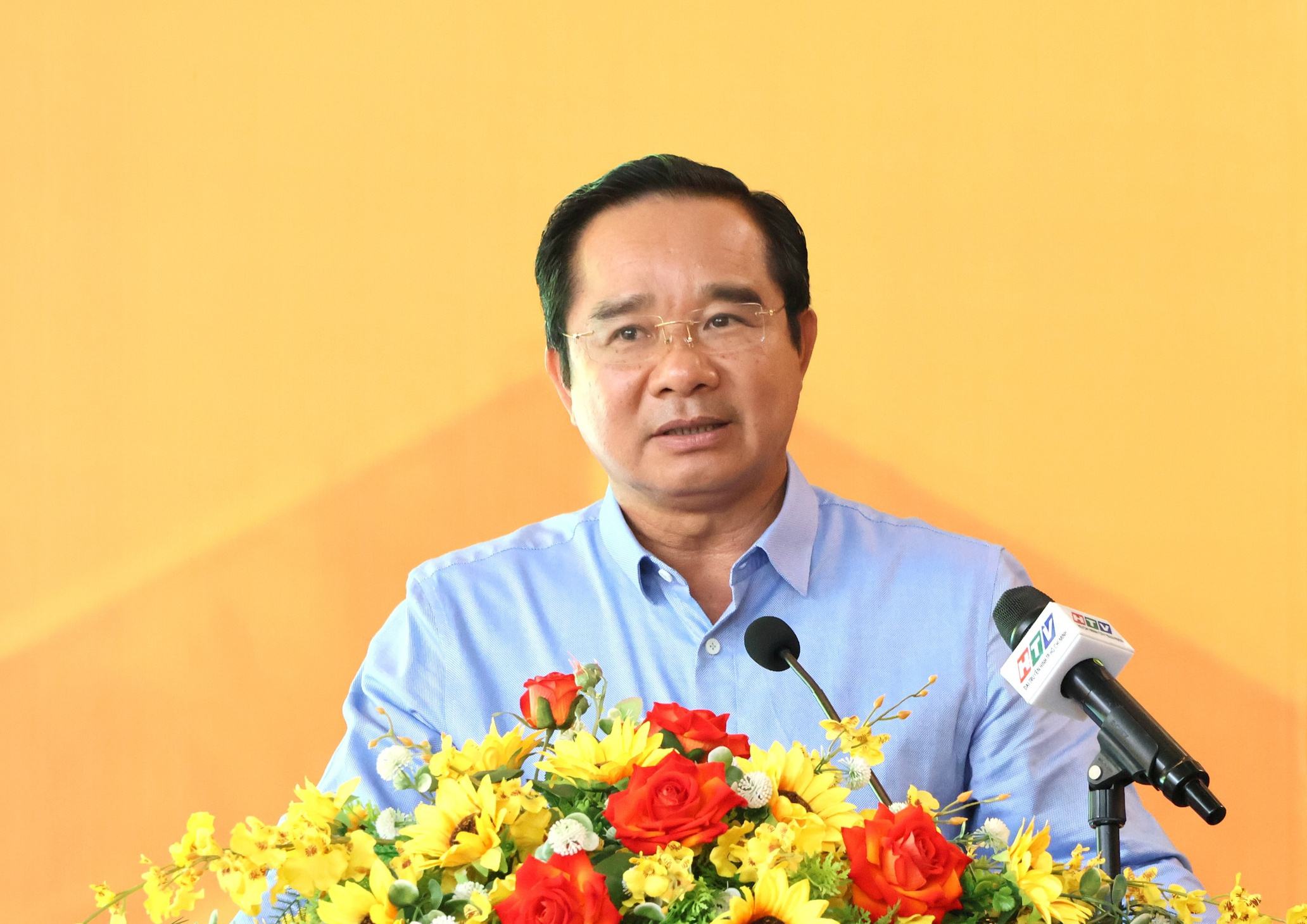 Chủ tịch UBND TPHCM: Mọi việc l&agrave;m phải xuất ph&aacute;t từ nhu cầu người d&acirc;n - Ảnh 1.