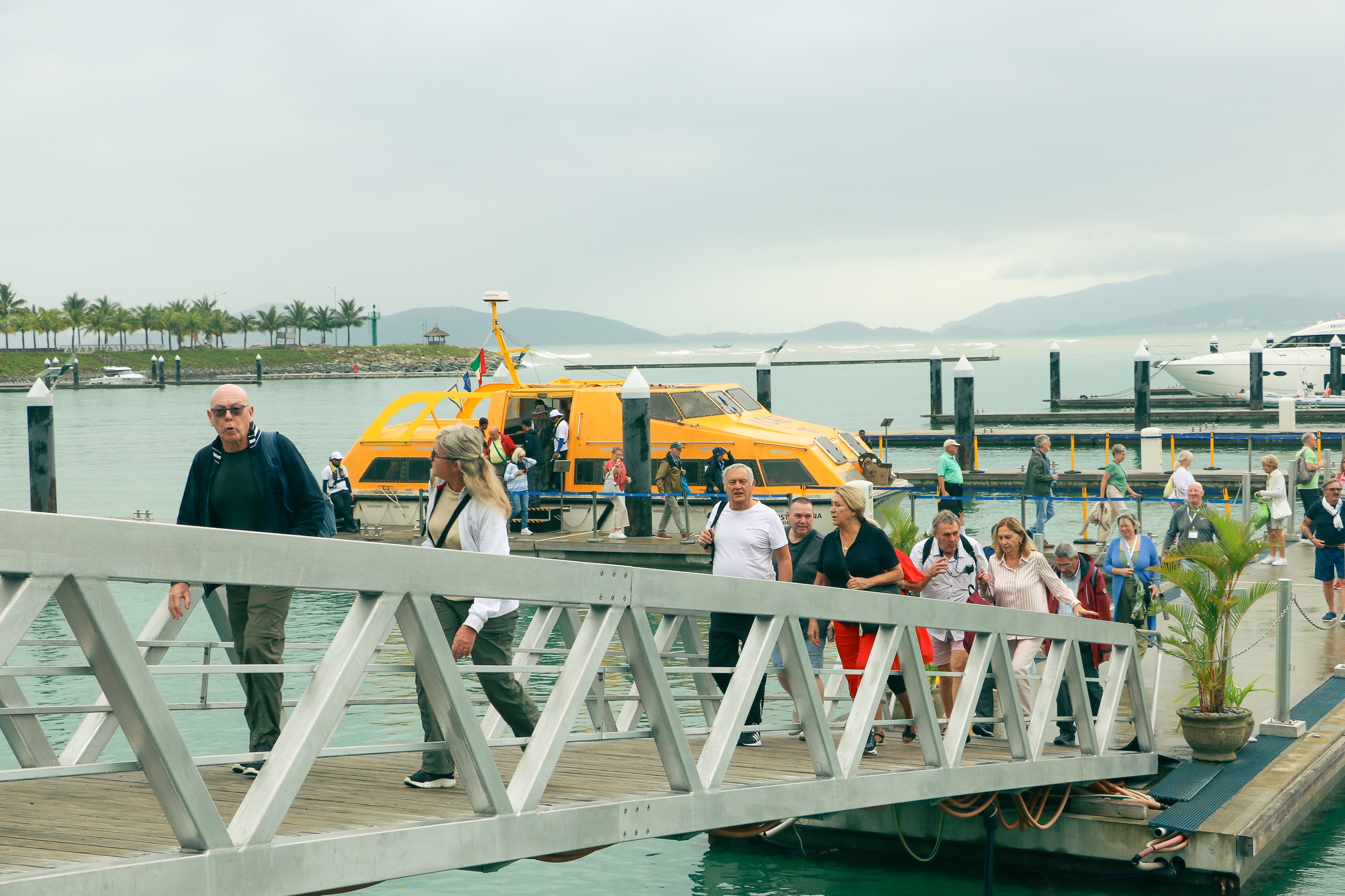 Khánh Hòa đón tàu biển du lịch đầu tiên năm 2026 - Ảnh 2.