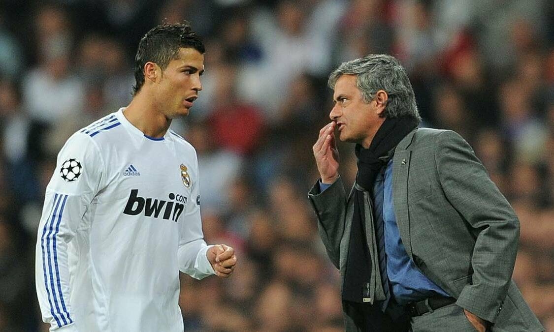 Những lần HLV Mourinho “gây tổn thương” cho Ronaldo, Ozil và Salah - Ảnh 1.