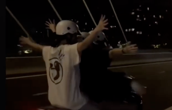 Clip g&acirc;y sốc 3 thanh ni&ecirc;n bu&ocirc;ng hai tay khi chạy xe m&aacute;y qua cầu Ba Son - Ảnh 1.