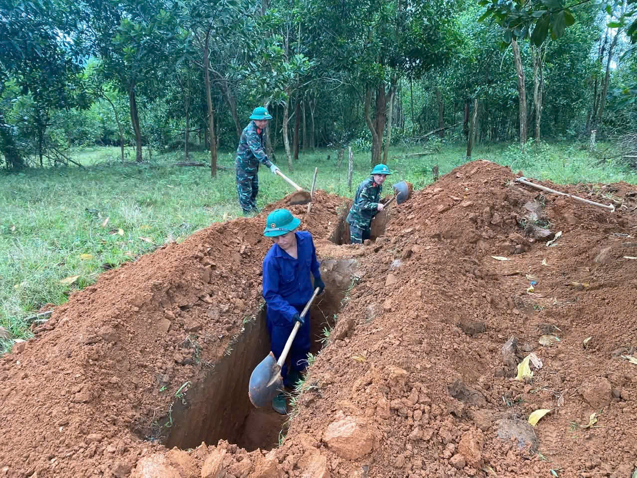 Phát hiện hài cốt liệt sĩ và túi da đựng tài liệu tại Quảng Trị - Ảnh 1.