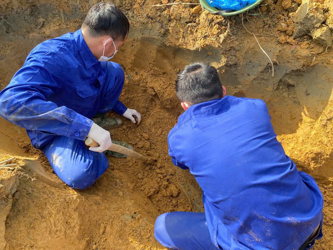 Phát hiện hài cốt liệt sĩ và túi da đựng tài liệu tại Quảng Trị - Ảnh 2.