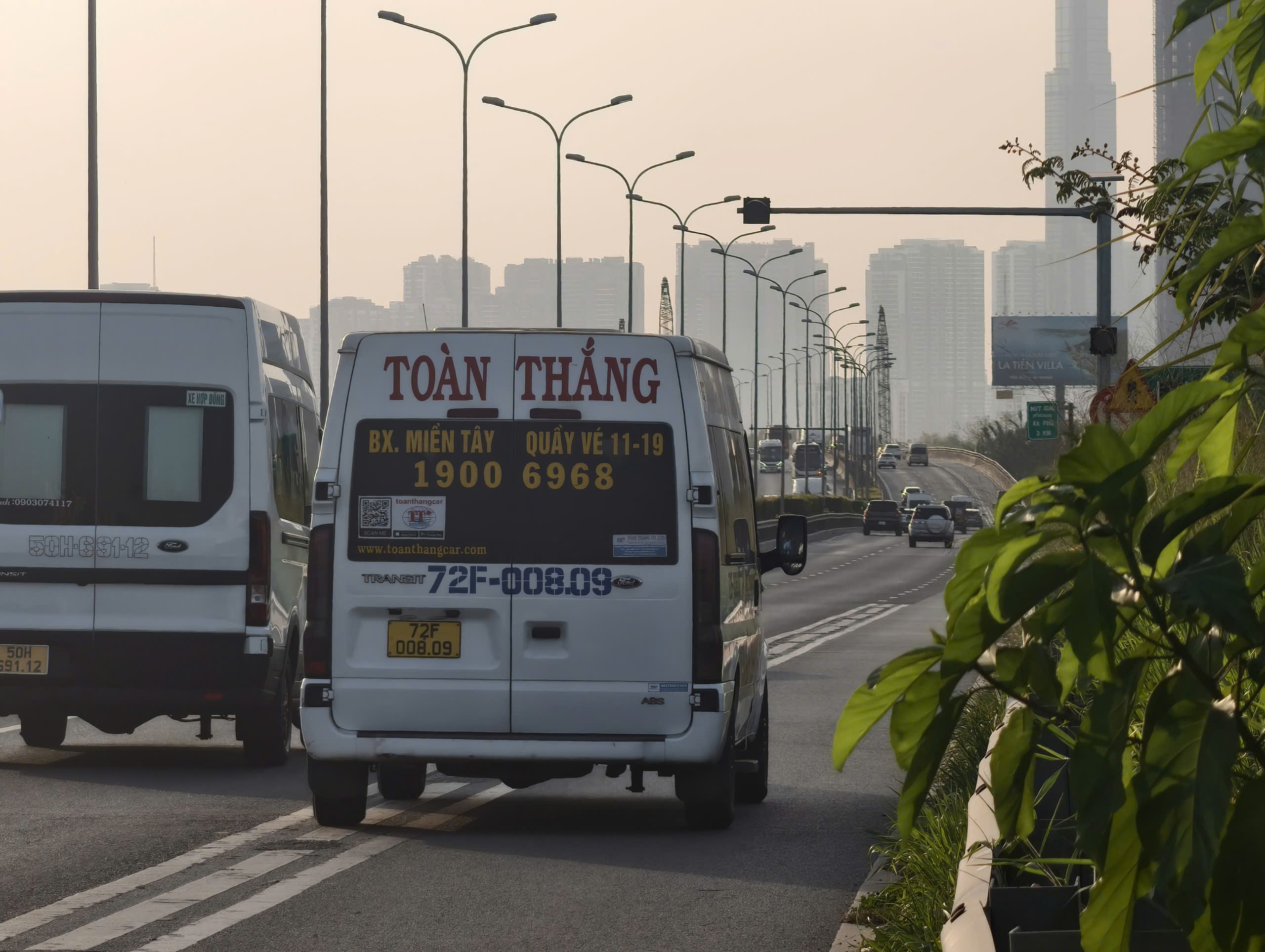 Người dân ùn ùn trở lại TPHCM trong ngày 4-1 - Ảnh 8.