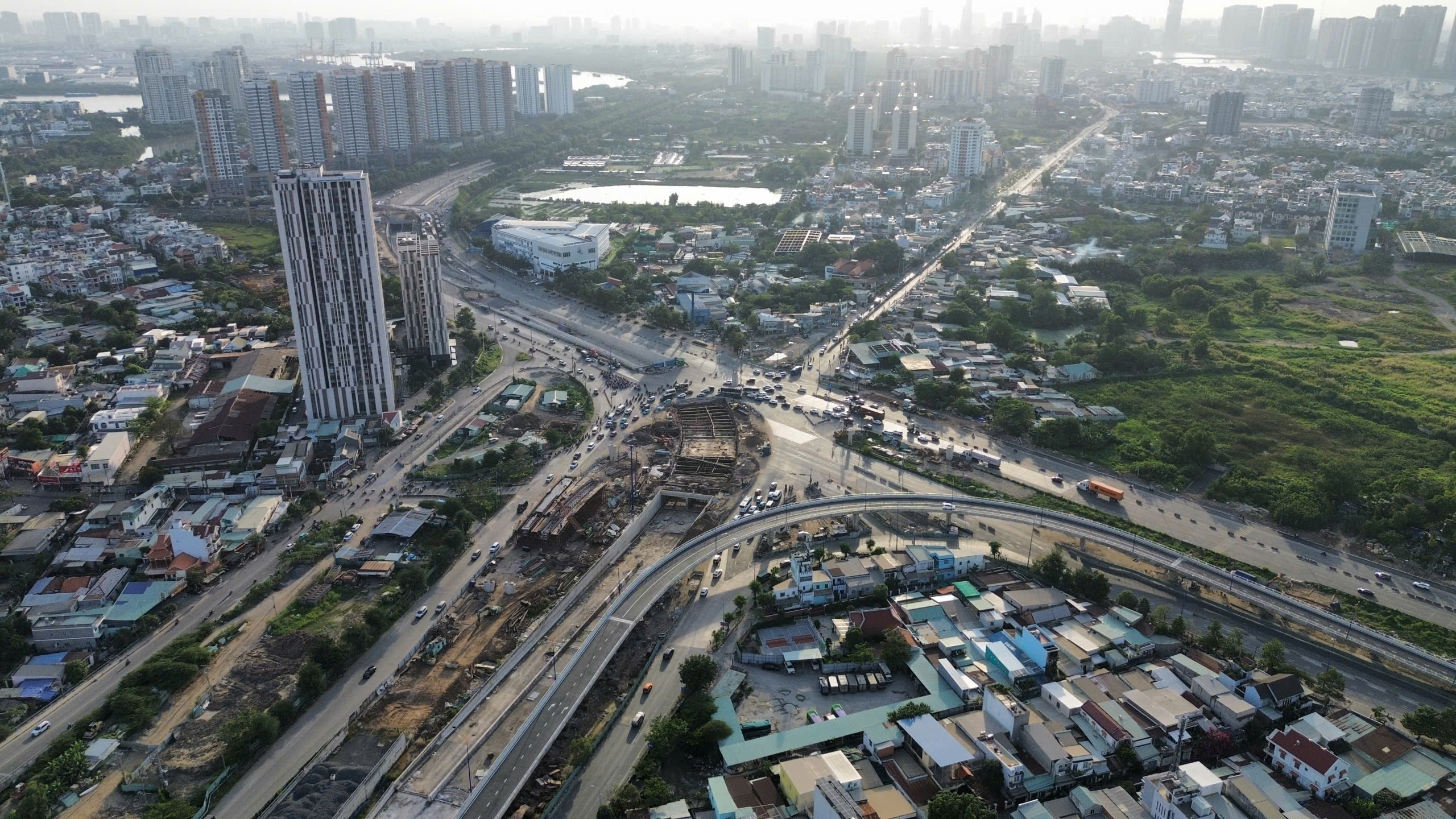 Người dân ùn ùn trở lại TPHCM trong ngày 4-1 - Ảnh 9.