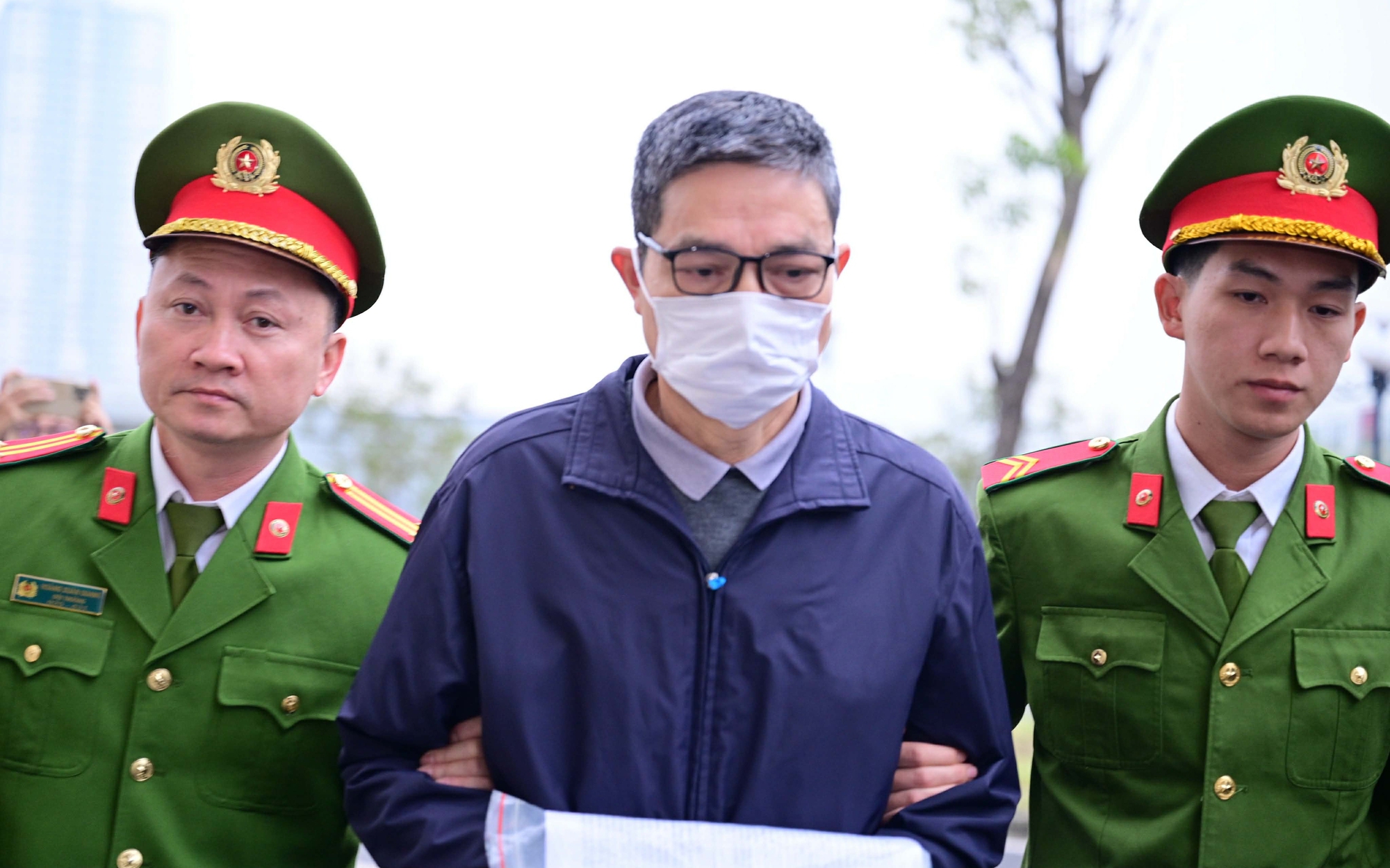 NÓI THẲNG: Trơ trẽn trước vành móng ngựa - Ảnh 2.