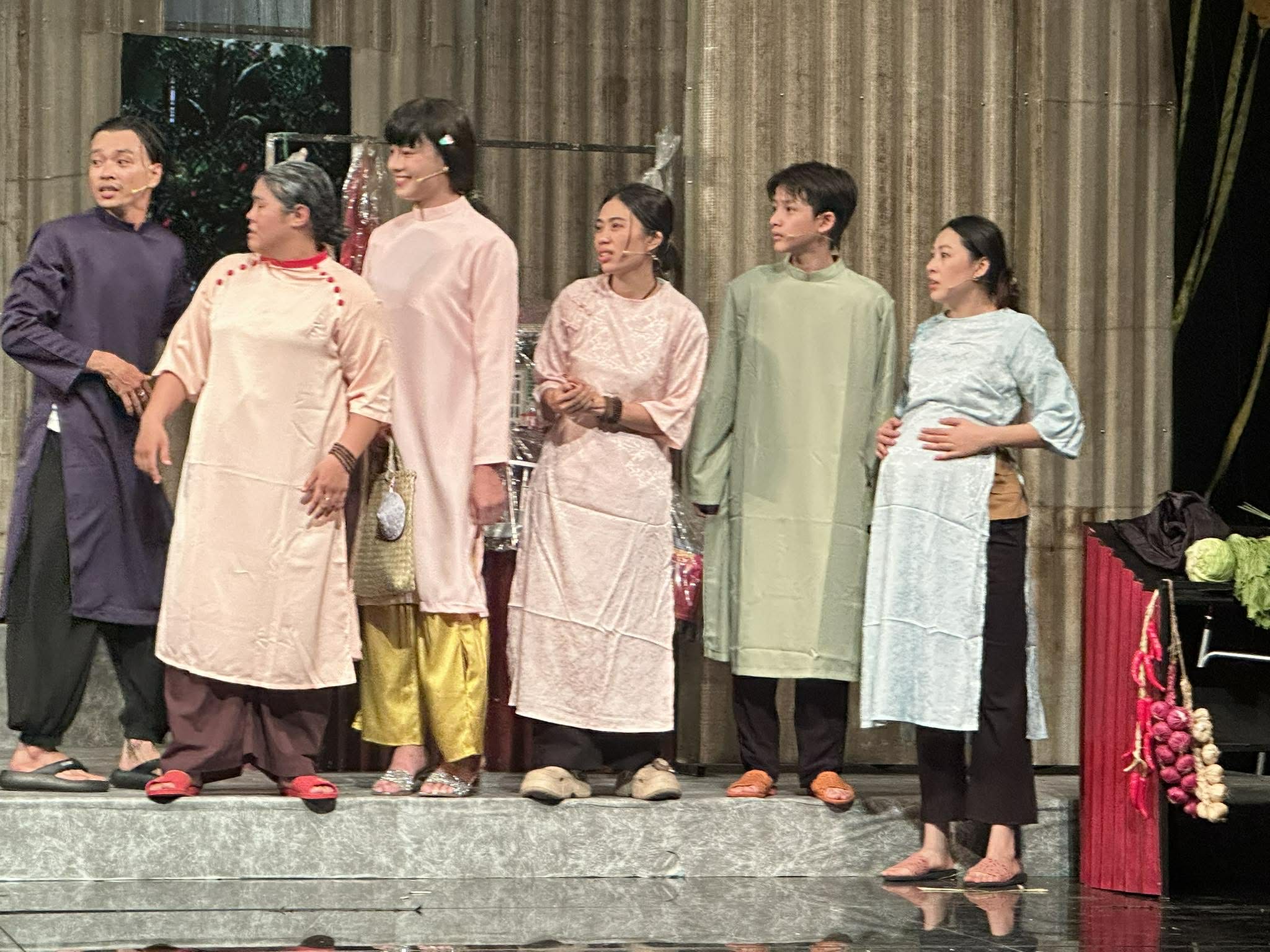 Huỳnh Thanh Trực, Cát Phượng, Hoàng Phi tung hứng mùa tết với náo kịch "Như Ý Phát Tài" - Ảnh 3.