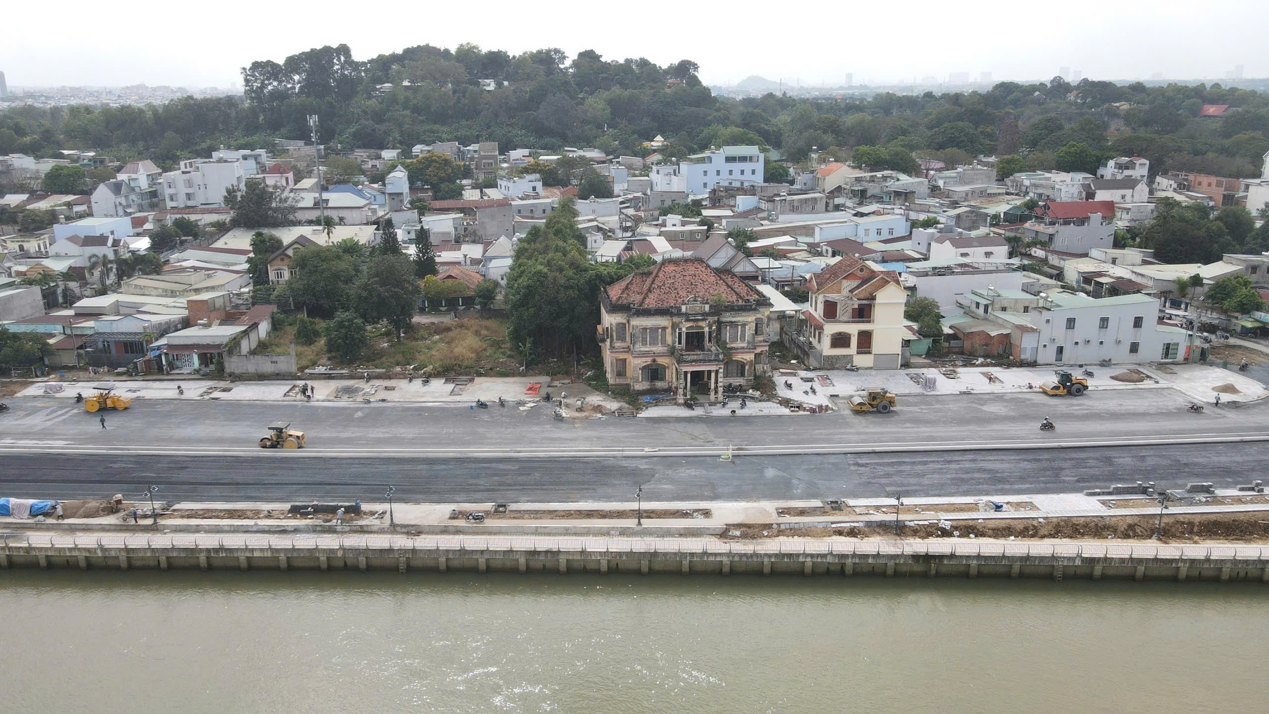 Cận cảnh đường ven s&ocirc;ng Đồng Nai ho&agrave;n thiện trước Tết Nguy&ecirc;n đ&aacute;n 2026 - Ảnh 4.