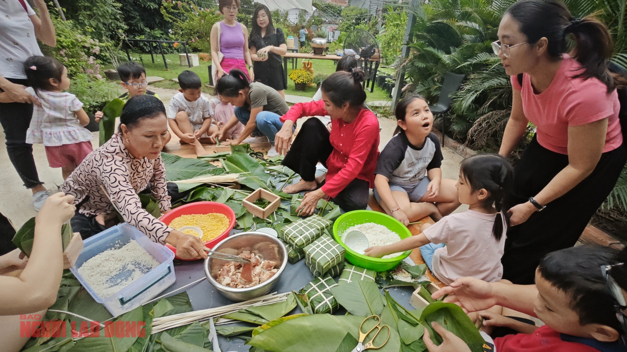 Giá bánh chưng , bánh Tét Tết năm nay tăng cao do nhu cầu tăng đột biến - Ảnh 3. Giá bánh chưng , bánh Tét Tết năm nay tăng cao do nhu cầu tăng đột biến - Ảnh 3.