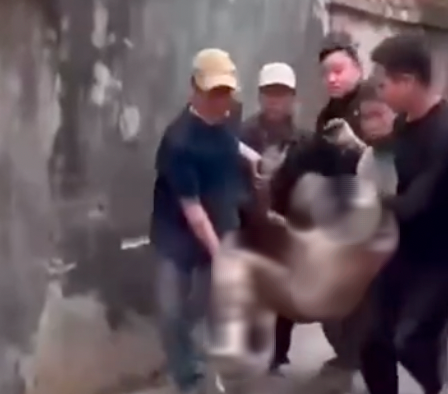 Ch&aacute;y nổ do ph&aacute;o tự chế tại H&agrave; Nội khiến 3 người thương vong - Ảnh 1.