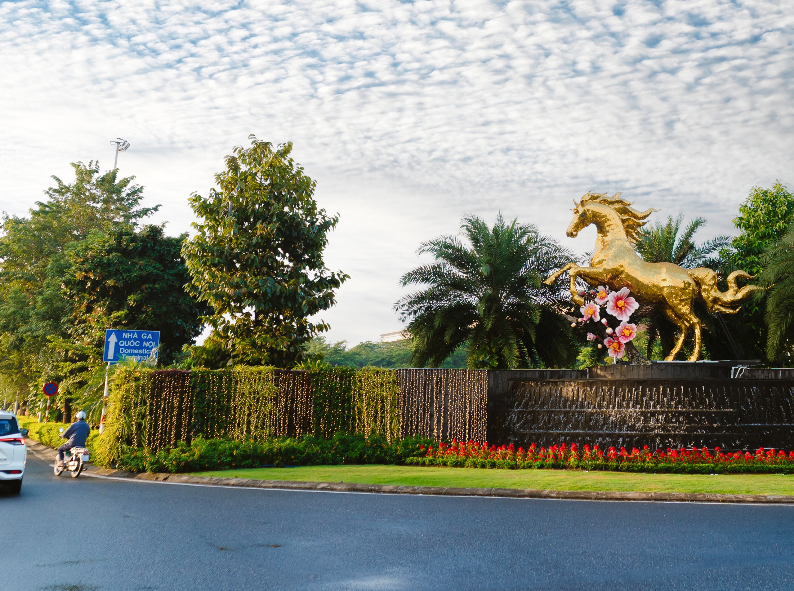 Nghệ nhân Đinh Văn Tâm ra mắt linh vật ngựa vàng tại Sân bay Đà Nẵng  - Ảnh 2.