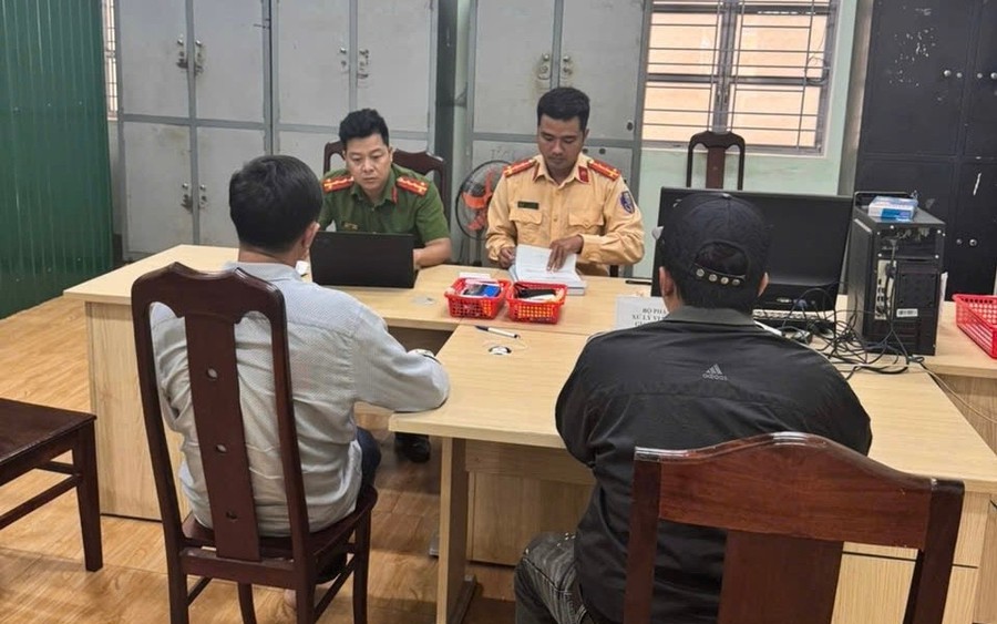 Gia Lai: Tài xế xe khách bị đồng nghiệp chặn đường, hành hung giữa phố - Ảnh 2. Gia Lai: Tài xế xe khách bị đồng nghiệp chặn đường, hành hung giữa phố - Ảnh 2.