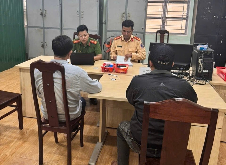 Gia Lai: Phạt nặng 3 tài xế vụ tạt đầu xe do tranh giành khách trên Quốc lộ 14C - Ảnh 2.