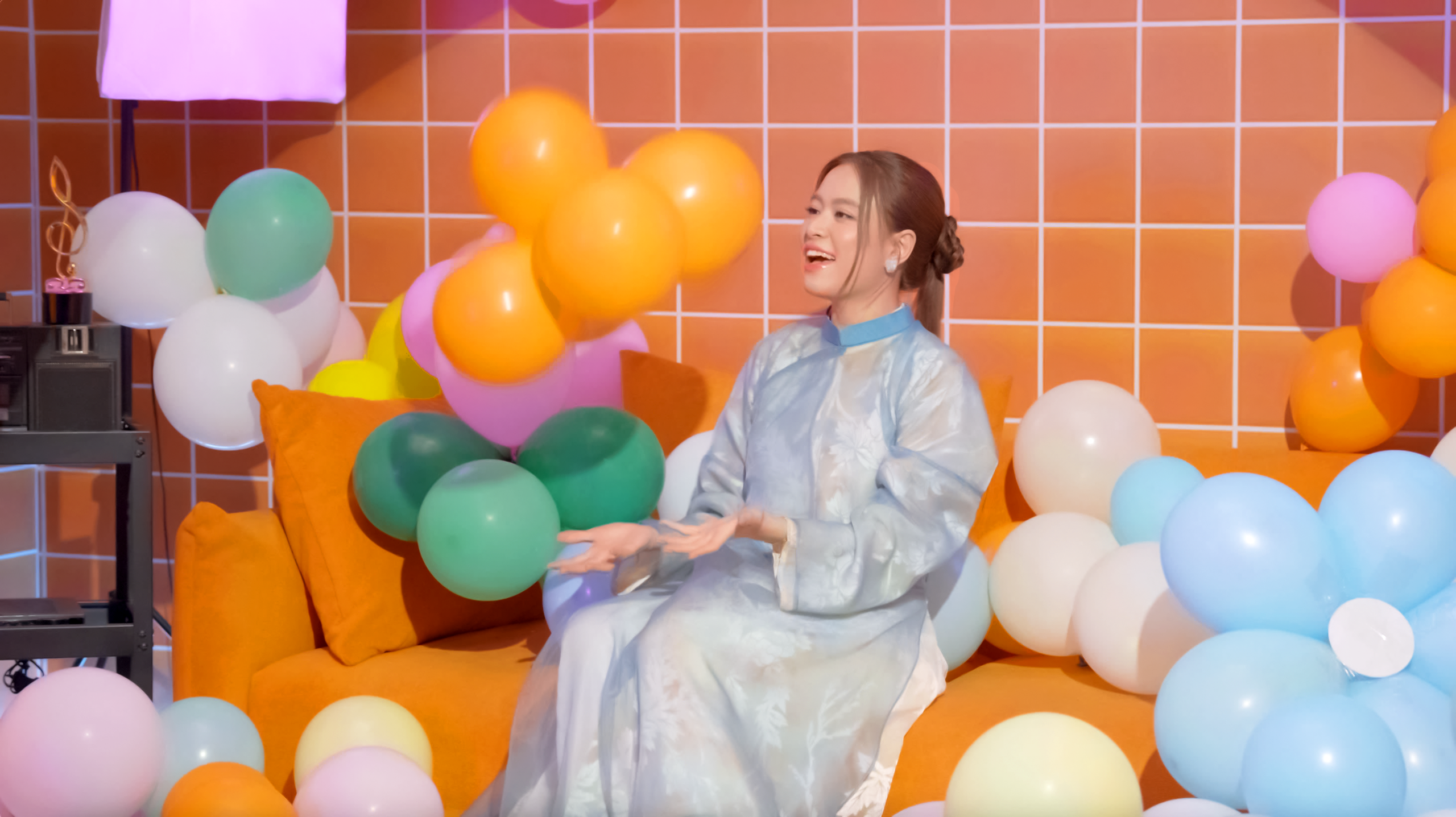 Hoàng Thùy Linh tái xuất - Ảnh 1.