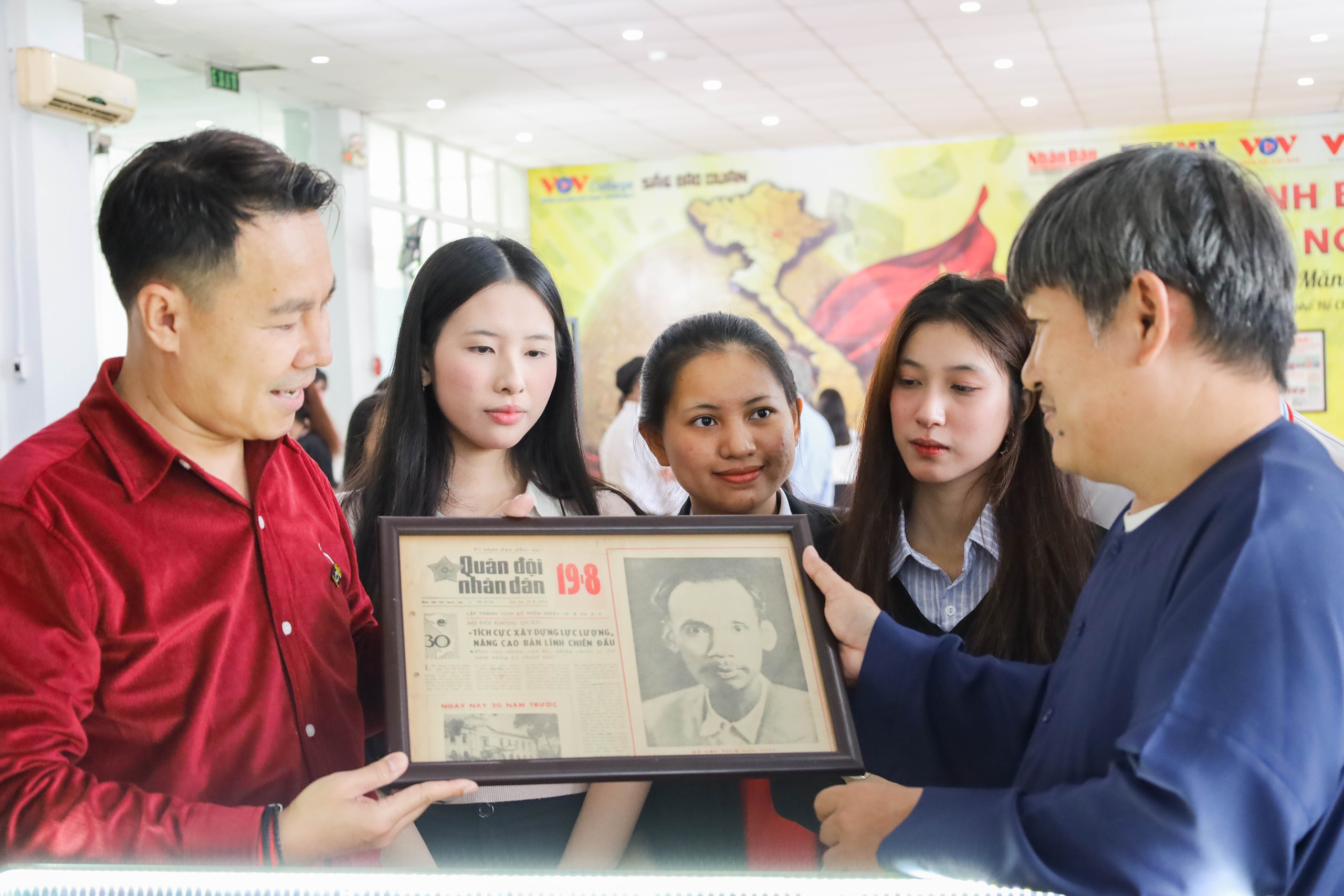 Kh&aacute;m ph&aacute; "Giảng đường mở" d&agrave;nh cho sinh vi&ecirc;n b&aacute;o ch&iacute; - truyền th&ocirc;ng  - Ảnh 1.