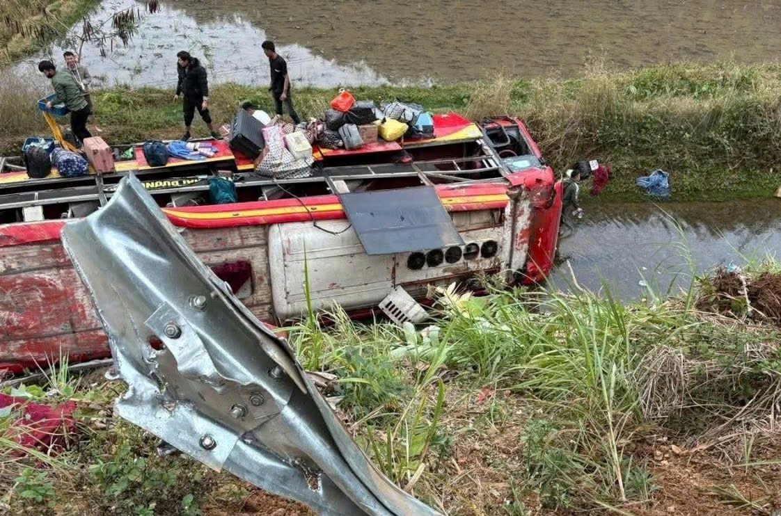 Vụ lật xe khách khiến 11 người bị thương: Tài xế buồn ngủ - Ảnh 1.