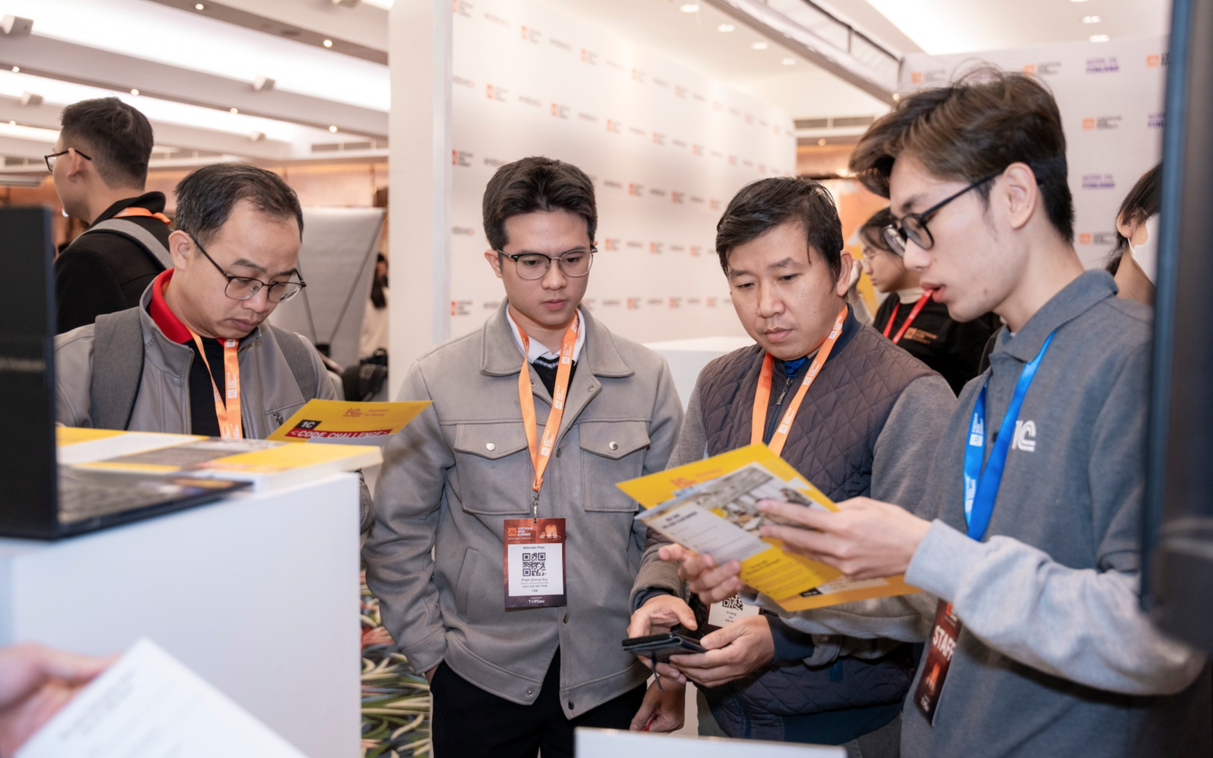 Một tập đo&agrave;n tuyển h&agrave;ng vạn lao động, lương l&ecirc;n đến 65 triệu/th&aacute;ng - Ảnh 2.