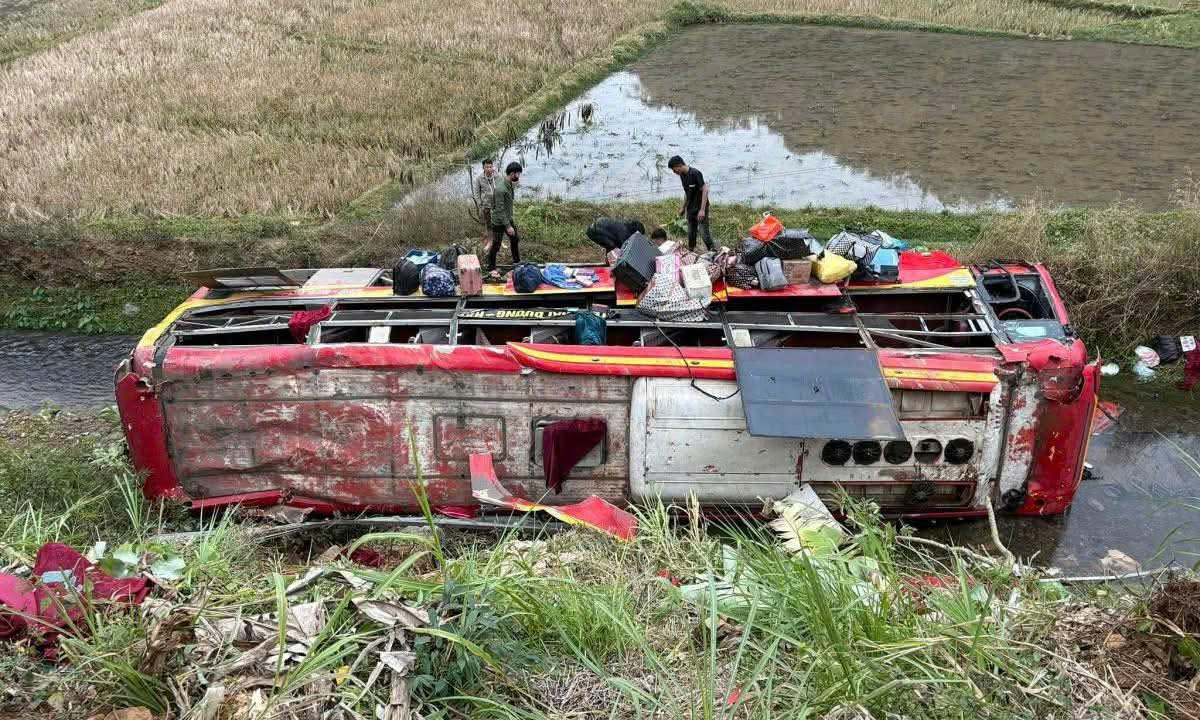 Lật xe khách trên quốc lộ, 11 người bị thương - Ảnh 1.