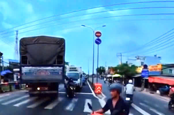 TPHCM: T&agrave;i xế xe tải chạy ngược chiều g&acirc;y bức x&uacute;c Cộng đồng mạng - Ảnh 1.