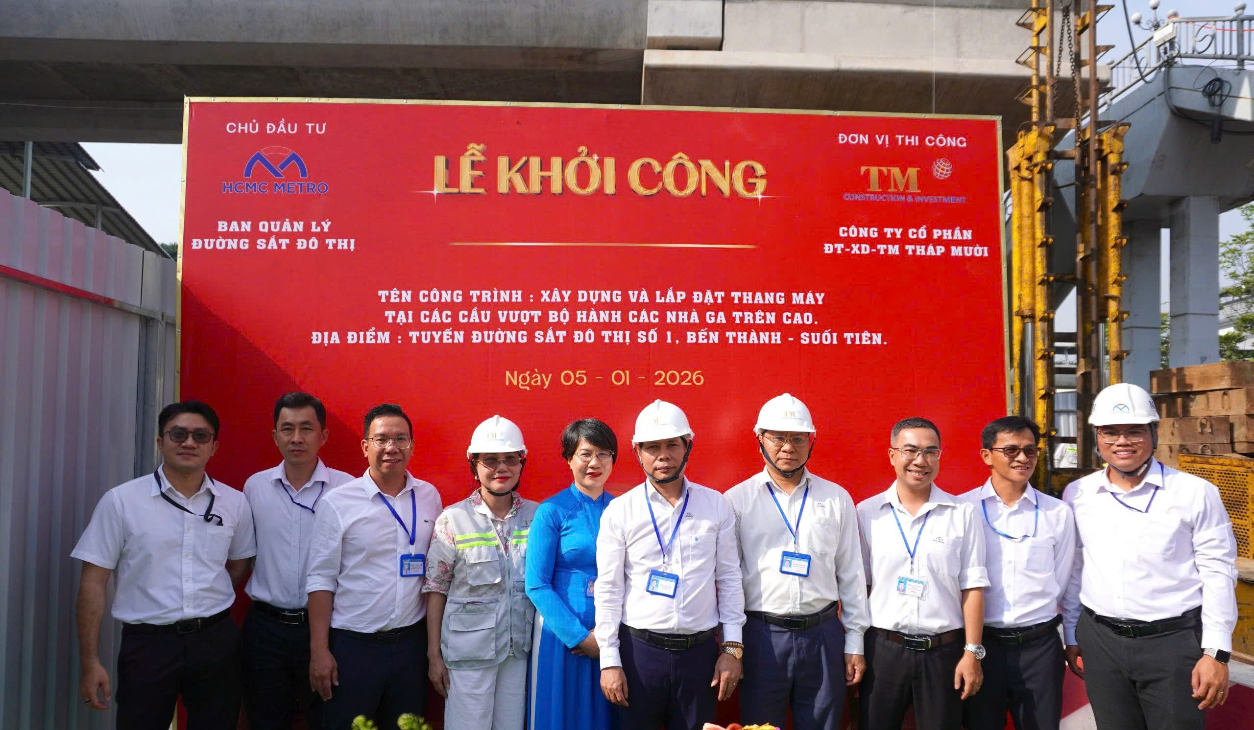 Khởi công lắp đặt thang máy tại các cầu vượt Metro số 1 - Ảnh 1.