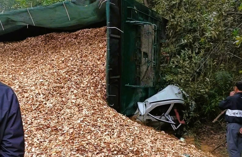 Xe đầu kéo lật đè trúng ô tô chở 4 người, lái xe con tử vong - Ảnh 2.