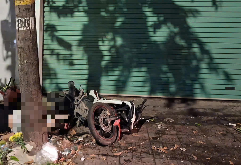 Xe máy lao lên vỉa hè ở Tây Ninh khiến 1 người chết , 1 người bị thương nặng - Ảnh 1. Xe máy lao lên vỉa hè ở Tây Ninh khiến 1 người chết , 1 người bị thương nặng - Ảnh 1.
