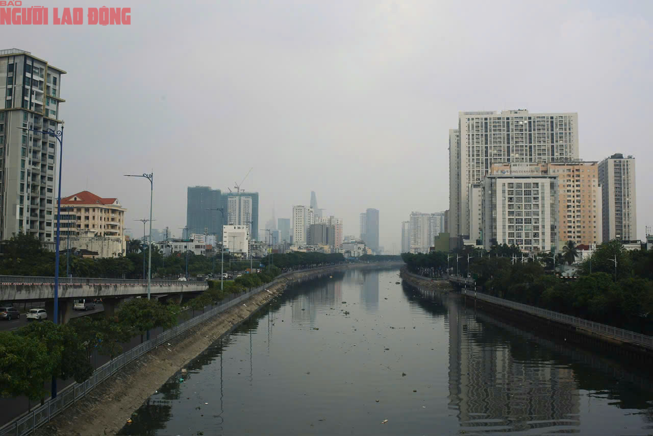 Thời tiết TPHCM u ám và mưa to giữa mùa khô tháng 1 - 2026 - Ảnh 2. Thời tiết TPHCM u ám và mưa to giữa mùa khô tháng 1 - 2026 - Ảnh 2.