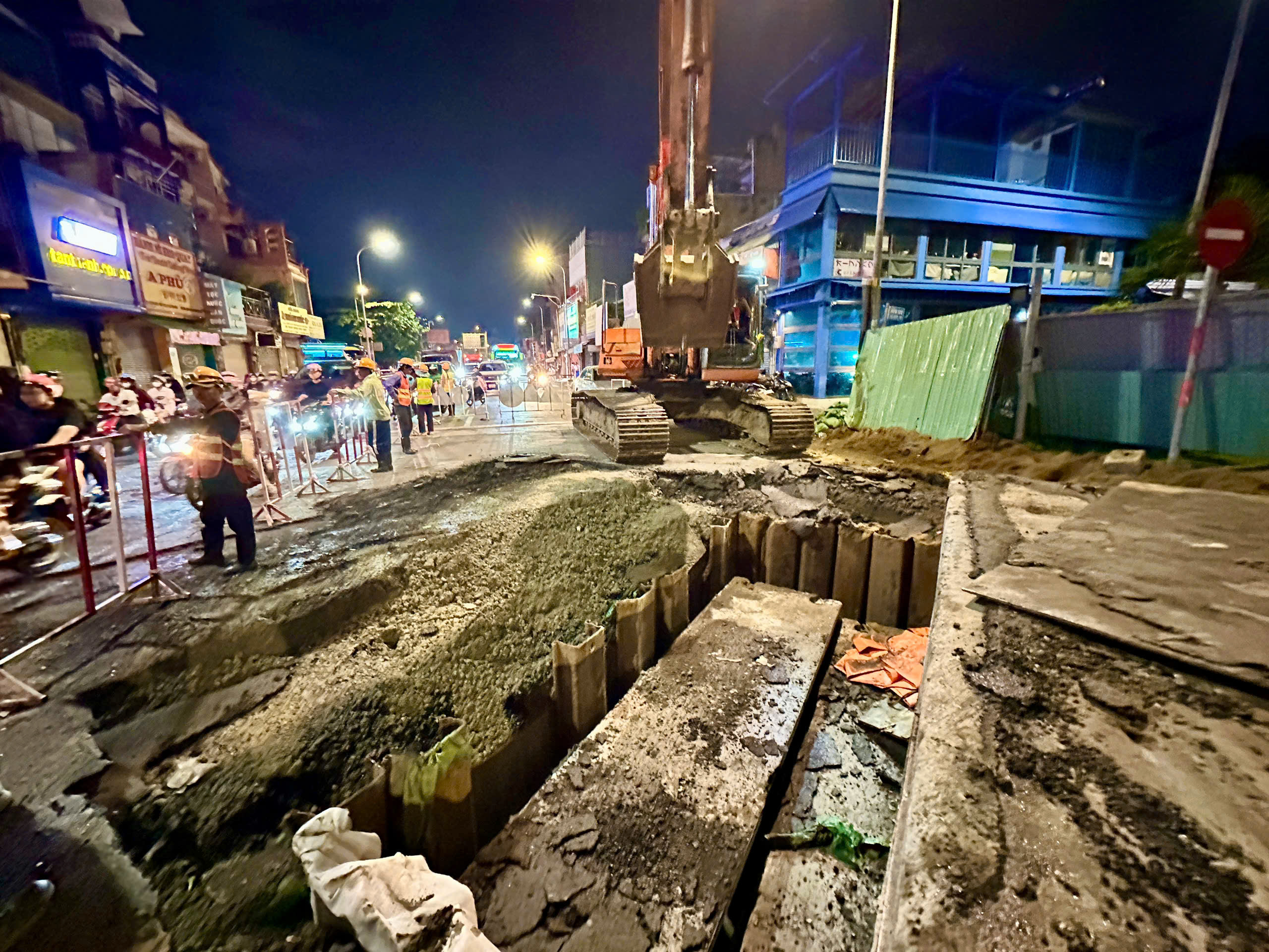 Thi công ống HDPE phục vụ Metro 2, đường Trường Chinh đổi làn - Ảnh 1.