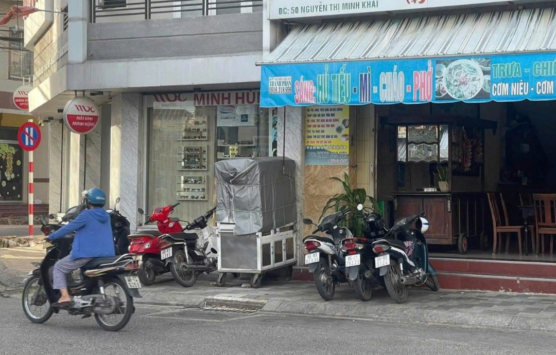 Phạt chủ xe bánh mì liên quan vụ 97 người ngộ độc ở Lâm Đồng - Ảnh 1.